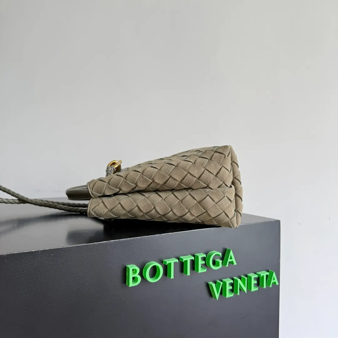 The 2023 new Andiamo batch of 1960 BV has been shipped‼ ️Really popular🔥The new Andiamo woven handbag launched by Bottega Veneta this season is really popular all over the world! ! Celebrities at home and abroad have worn it, and Oscar-winning actress Michelle Yeoh has taken it out on the street. Song Jia, Trai Yara, Yu Feihong, Sanji Ayaka, Rosie Hunting-Whiteley, Yoshioka Riho, etc. have all picked up this bag. It is classic and versatile, showing off its temperament, and the bag capacity is also large, which is very convenient for daily commuting! ! A variety of carrying methods, the shoulder straps can be adjusted by yourself, the original lambskin feels soft and delicate, and the neutral style is made to break gender boundaries and bring a more practical and longer-lasting use experience. Andiamo, which has both elegant and casual styles, perfectly interprets the true appearance of "fashionable old money style". Style number: 743568 (suede) Size: 25*22*10.5cm